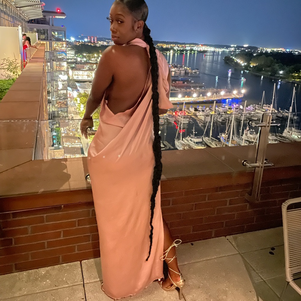 Beautiful rose quartz dress. Worn once for dinner. I’m 5’9 and it was dragging!